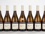 six bouteilles de vin sont alignées dans une rangée