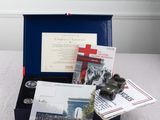 une boîte bleue surmontée d'une croix rouge