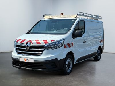la photo d'une camionnette blanche avec une bande rouge et blanche sur le côté