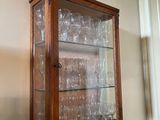 une vitrine en verre contenant des verres à vin