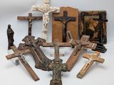 de nombreuses croix et autres objets religieux posés sur la table