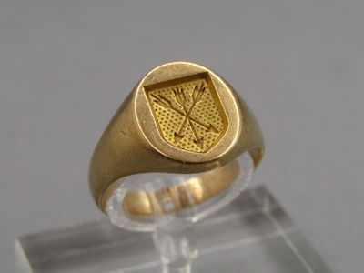 une image représentant une bague en or ornée d'une croix et de flèches