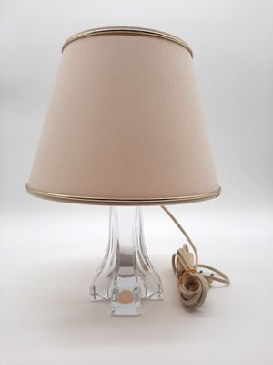 une lampe posée sur une table à côté d'un abat-jour