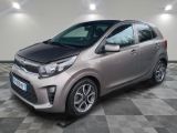 la voiture argentée est garée sur le sol en damier d'un garage