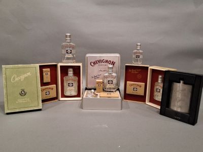 cinq bouteilles d'alcool dans une vitrine