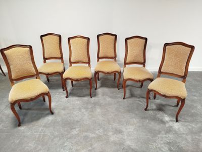 Suite de six chaises de salle à manger en bois naturel moulu…