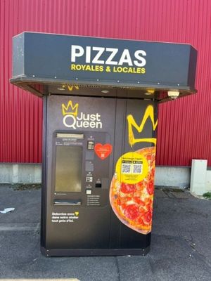 un distributeur automatique de pizzas surmonté d'une couronne