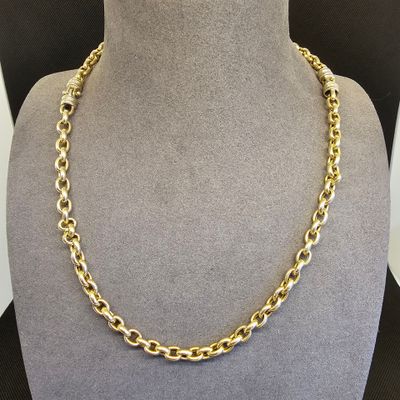 un collier à chaîne en or sur un mannequin mannequin mannequin mannequin mannequin mannequin mannequin mannequin mannequin mannequin