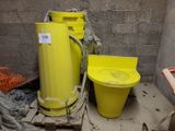 un seau jaune et des toilettes jaunes dans une pièce