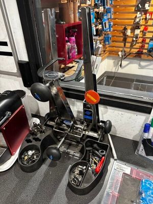 une petite voiture jouet posée sur une table