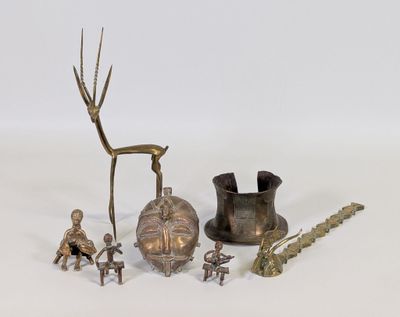 un grand nombre d'objets posés sur une surface blanche