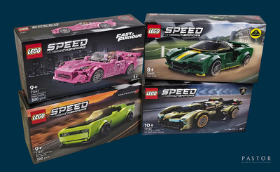 trois voitures de course Lego dans une boîte, sur fond bleu