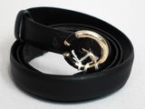 ceinture en cuir noir avec boucle dorée sur fond blanc