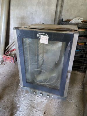 une photo d'un vieux téléviseur posé dans une pièce