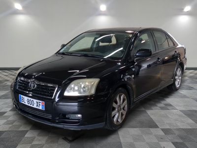 la photo d'une voiture noire garée dans un garage
