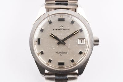 gros plan d'une montre sur une surface blanche