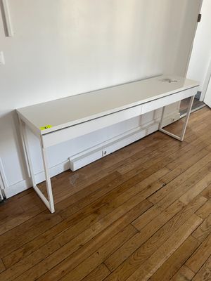 un bureau blanc dans un coin de la pièce