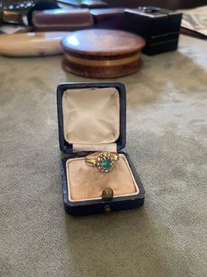 une bague dans une boîte posée sur une table