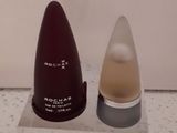 deux flacons de parfum posés sur un plan de travail