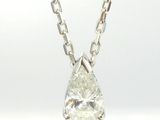 un gros plan d'un pendentif en diamant blanc monté sur une chaîne