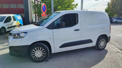 la camionnette blanche est garée sur le parking à côté du bâtiment