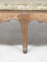 Banquette en bois naturel mouluré et sculpté, dossier ajouré… (photo 6)