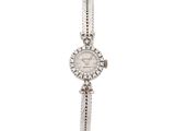 gros plan d'une montre-bracelet sur fond blanc