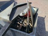 une boîte en métal contenant tout un tas d'objets