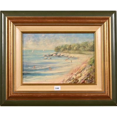 une peinture à l'huile représentant une scène de plage avec un bateau dans l'eau