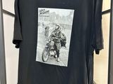 t-shirt noir avec l'image d'un homme à moto