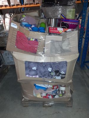 un chariot rempli d'objets dans un débarras