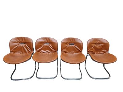 quatre fauteuils en cuir marron avec des pieds en métal, sur fond blanc