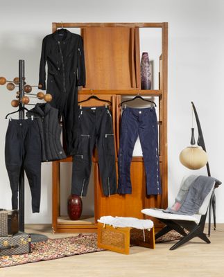 une pièce dans laquelle se trouvent des vêtements et une chaise