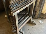 un tas de tiges métalliques posées sur un support en bois