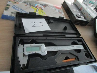 un pied à coulisse qui se trouve dans une boîte posée sur une table