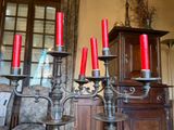 quatre bougies rouges posées sur une table