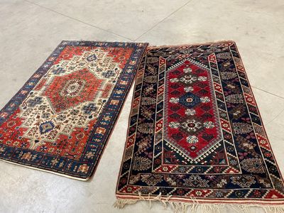 deux tapis orientaux posés au sol dans une pièce