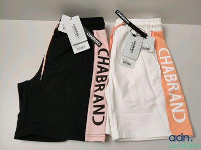un gros plan sur trois paires de pantalons avec leurs étiquettes