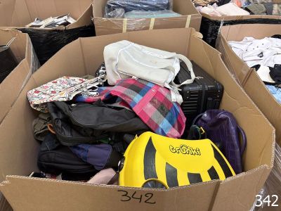 une boîte en carton remplie de vêtements et d'autres objets
