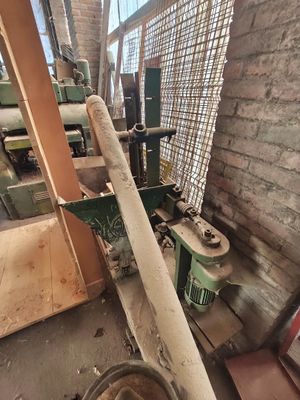 une machine qui travaille sur une pièce de bois
