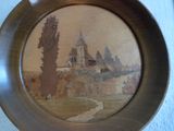 une photo d'une photo d'une église sur une assiette