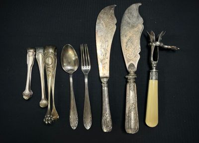 beaucoup de cuillères en argent et de cuillères sur la table