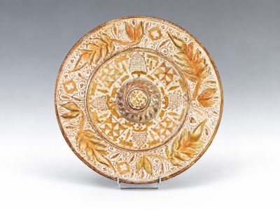 une image représentant une assiette décorative ornée d'un motif floral