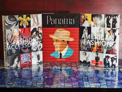 trois livres posés sur une table en verre