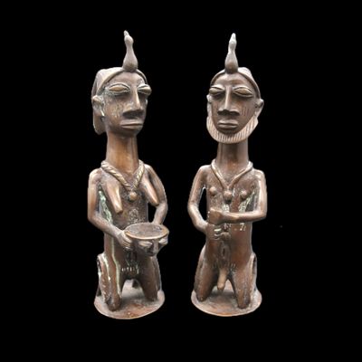 paire de figurines en bronze représentant un homme et une femme tenant un bol
