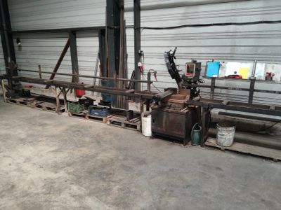 une machine qui travaille sur une pièce de métal