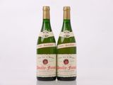 deux bouteilles de vin posées l'une à côté de l'autre sur une table