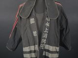 une veste noire ornée d'un crâne et d'os croisés