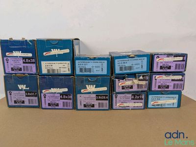 plusieurs boîtes de brosses à dents empilées les unes sur les autres sur une table