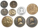 une image représentant un ensemble de pièces de monnaie sur lesquelles figurent un homme et une femme